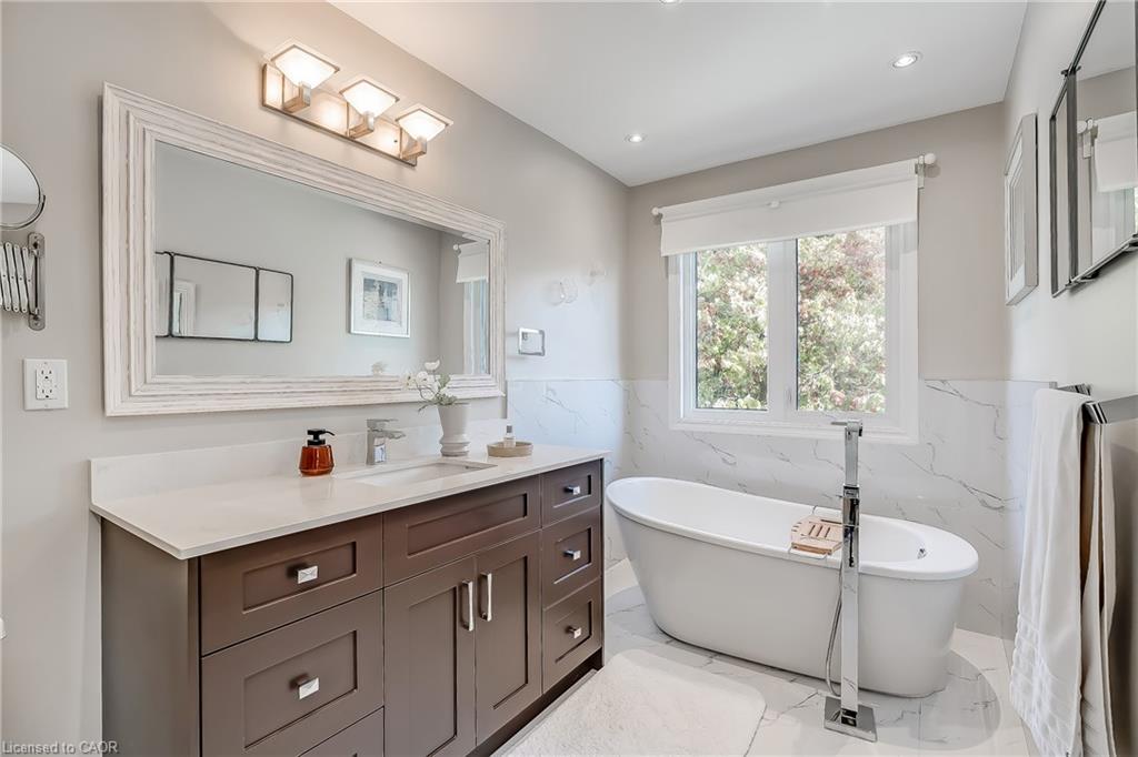 6482 Tenth Line W Property Photo 22