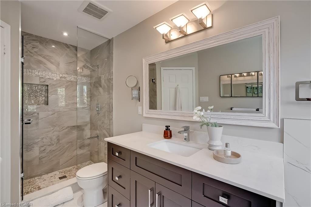 6482 Tenth Line W Property Photo 23