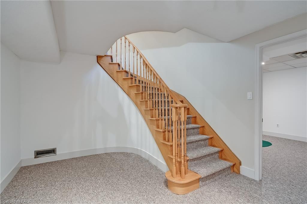 6482 Tenth Line W Property Photo 28