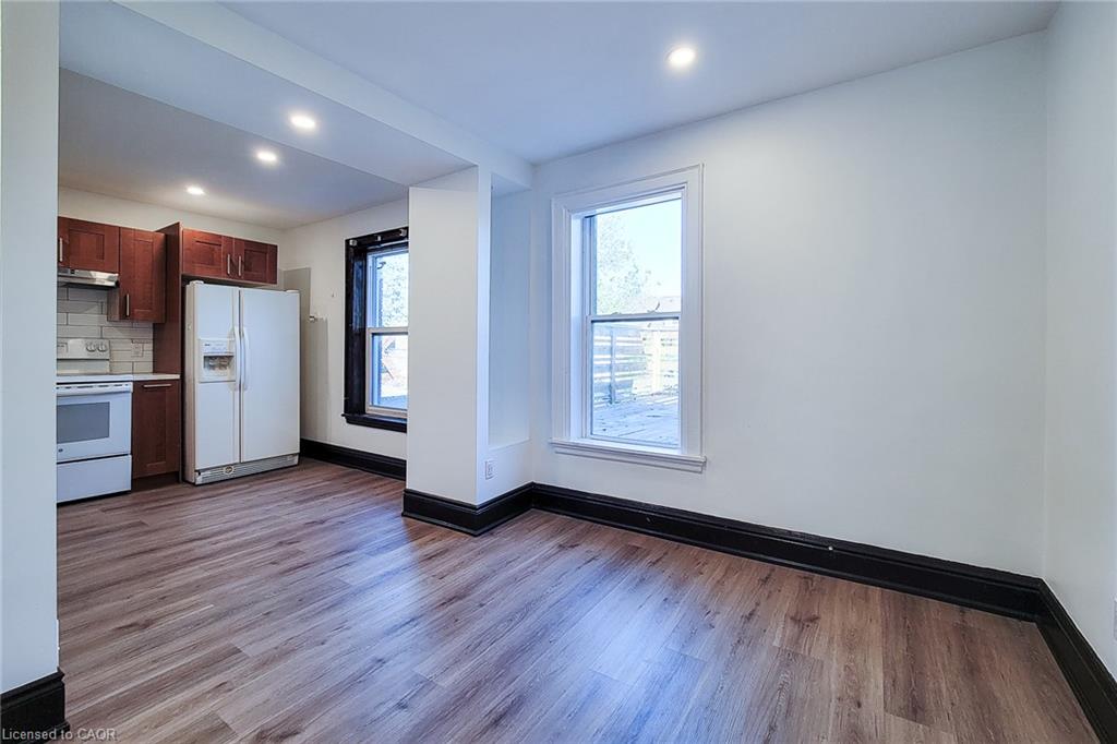 1-108 Kensington Avenue N Property Photo 9