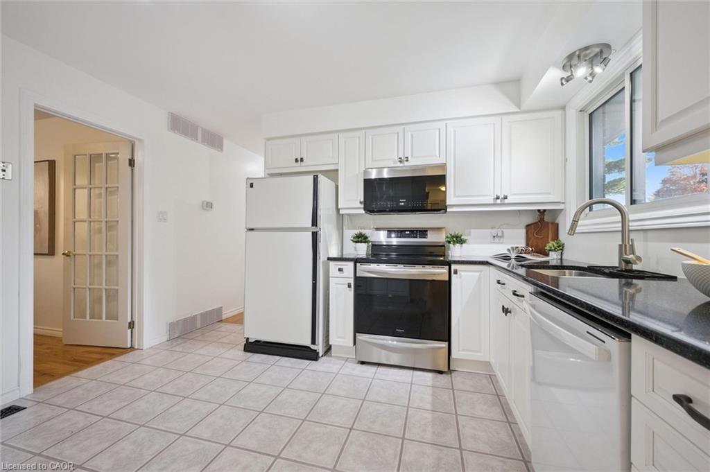 86 Lower Canada Crescent Property Photo 10