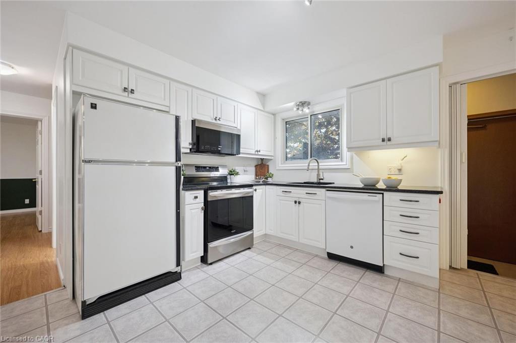 86 Lower Canada Crescent Property Photo 11