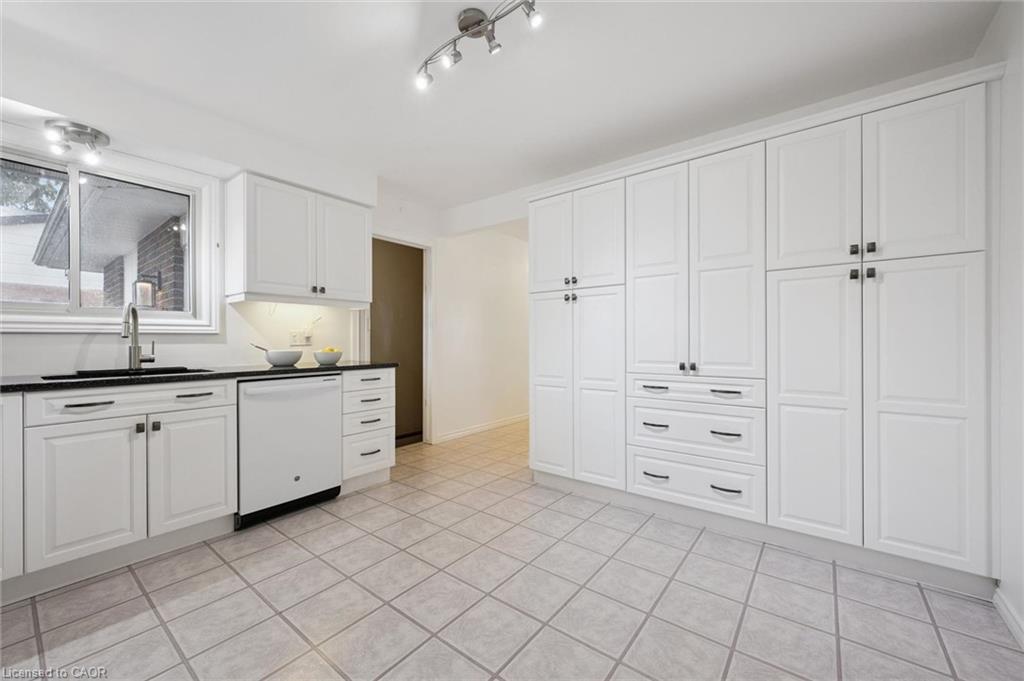 86 Lower Canada Crescent Property Photo 12