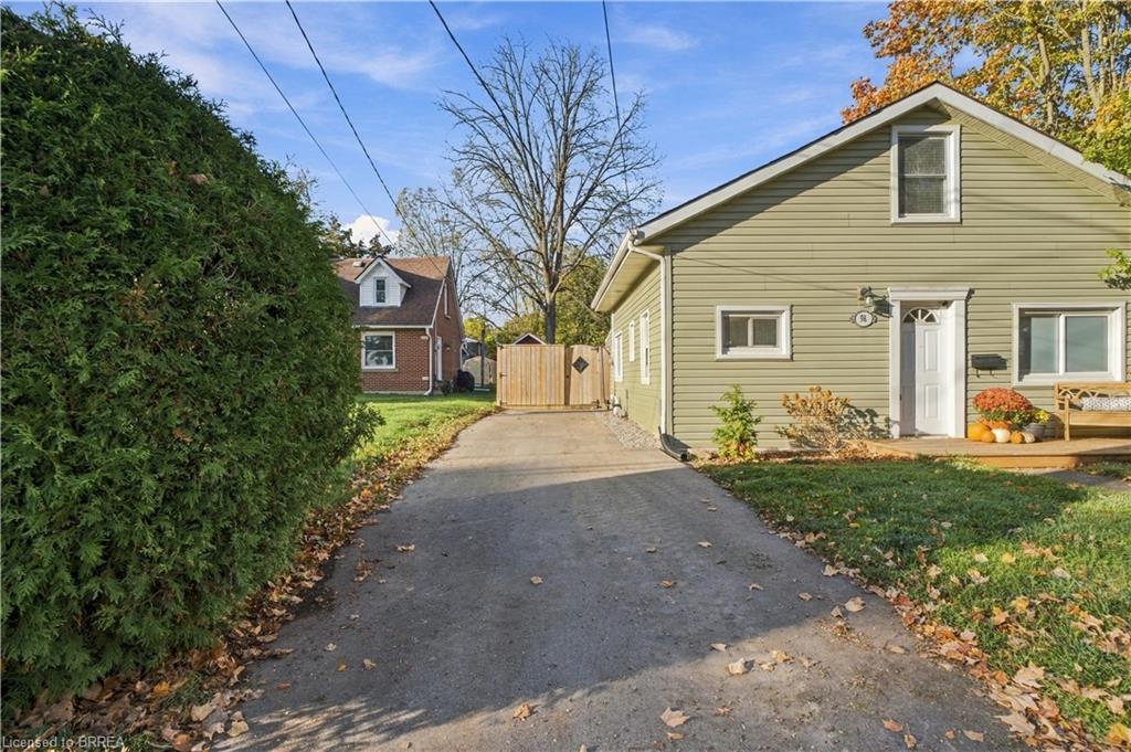 98 Dundas Street W Property Photo 2