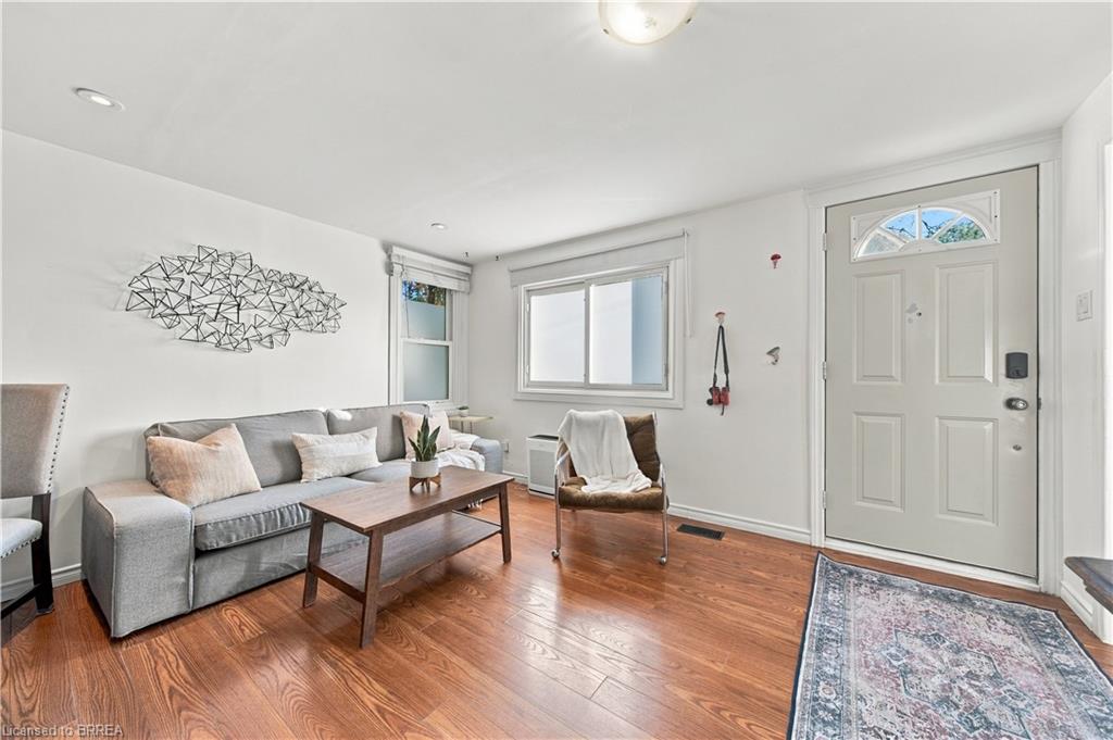 98 Dundas Street W Property Photo 3