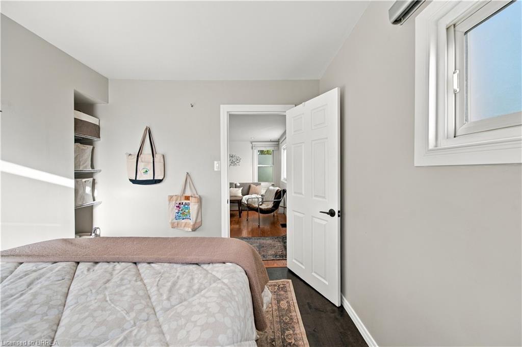 98 Dundas Street W Property Photo 6
