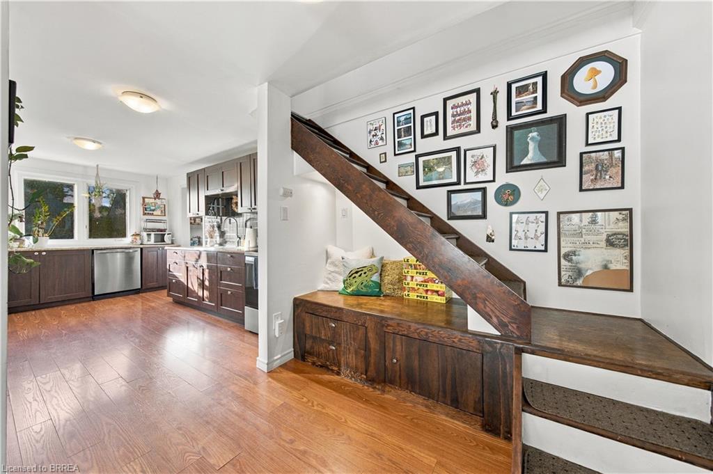 98 Dundas Street W Property Photo 11