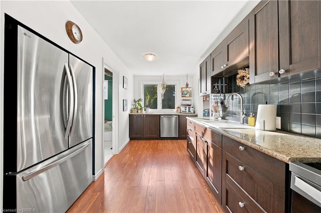 98 Dundas Street W Property Photo 12