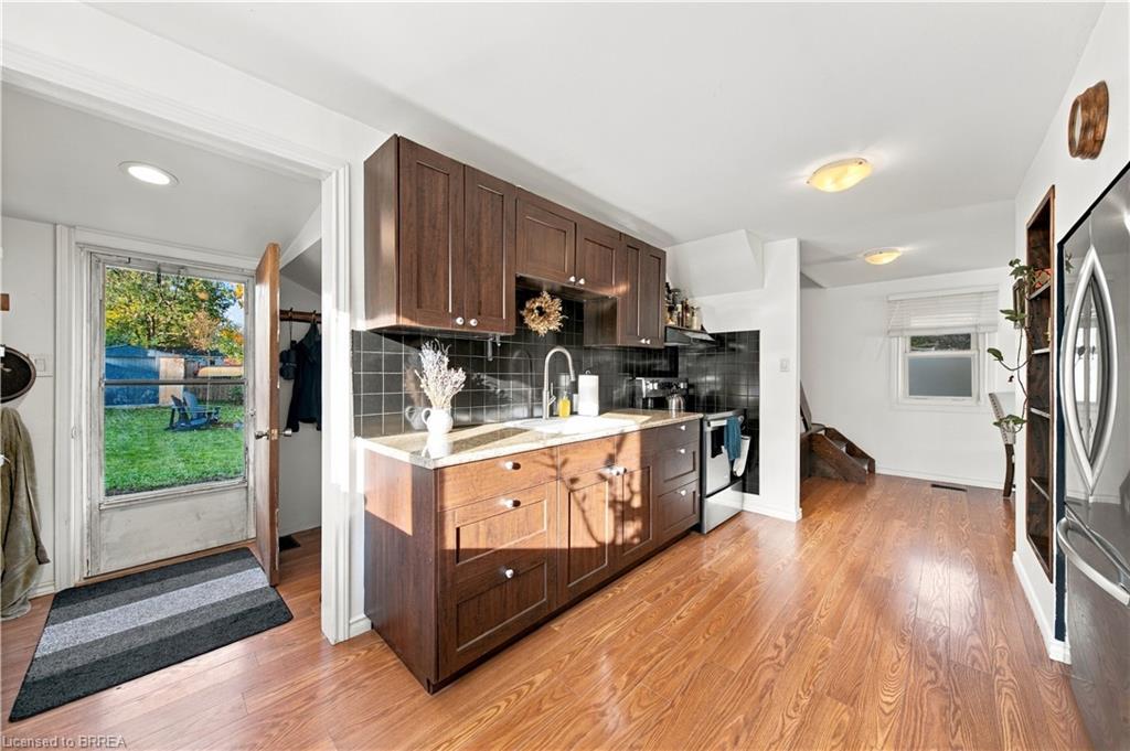 98 Dundas Street W Property Photo 13