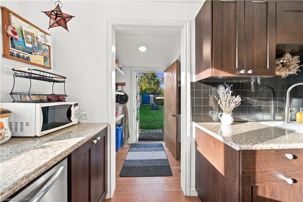 98 Dundas Street W Property Photo 14