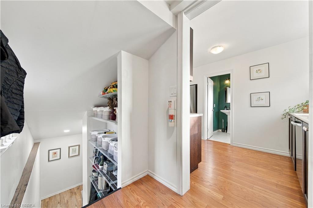 98 Dundas Street W Property Photo 15