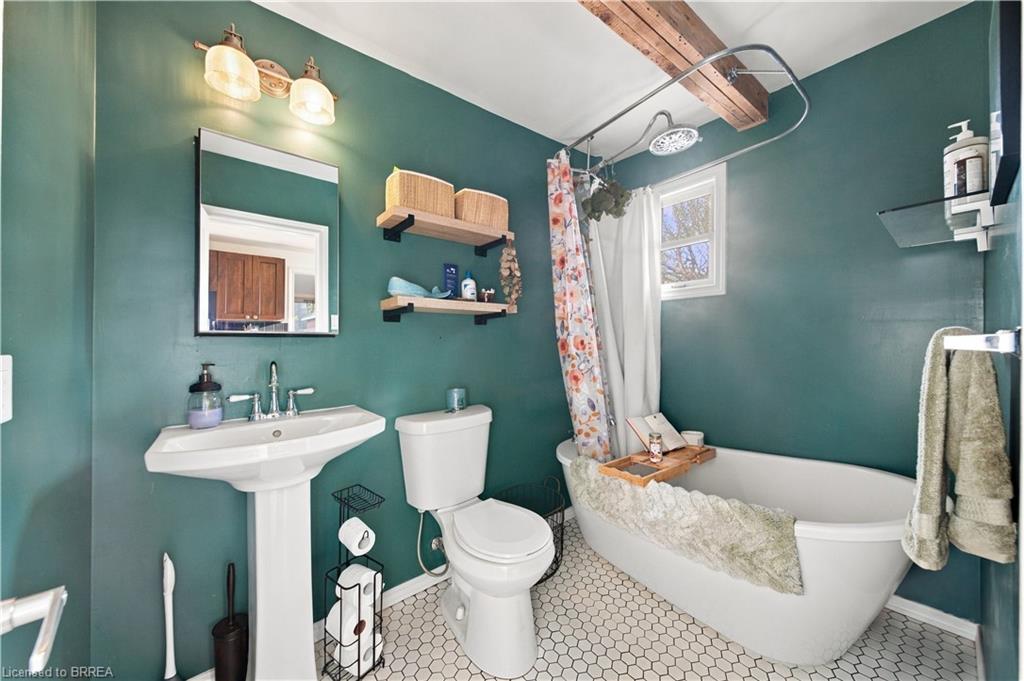 98 Dundas Street W Property Photo 16