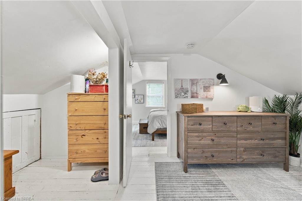 98 Dundas Street W Property Photo 18