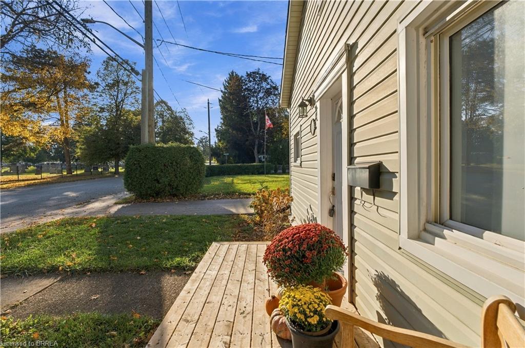 98 Dundas Street W Property Photo 32