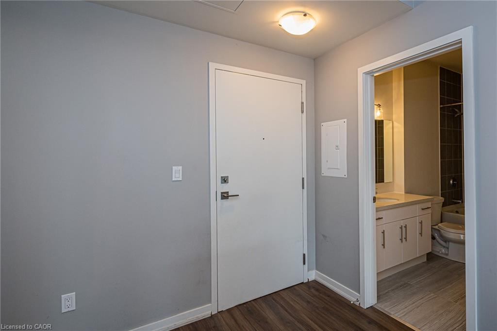 118-690 King Street W Property Photo 2