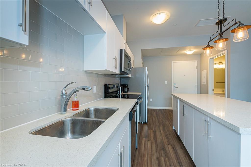 118-690 King Street W Property Photo 9