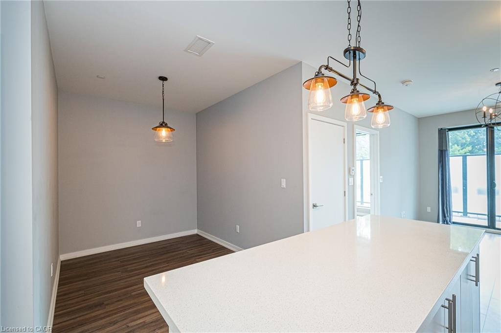 118-690 King Street W Property Photo 12