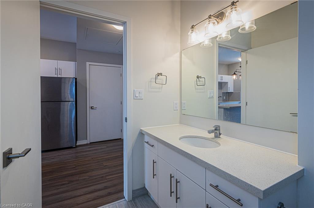 118-690 King Street W Property Photo 21