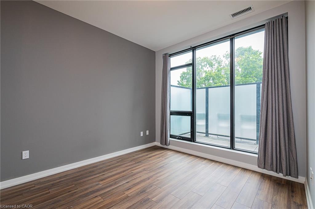 118-690 King Street W Property Photo 25