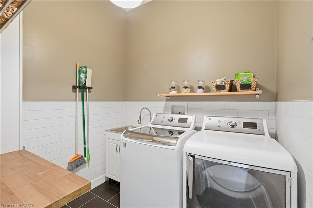 414 John Street Property Photo 39