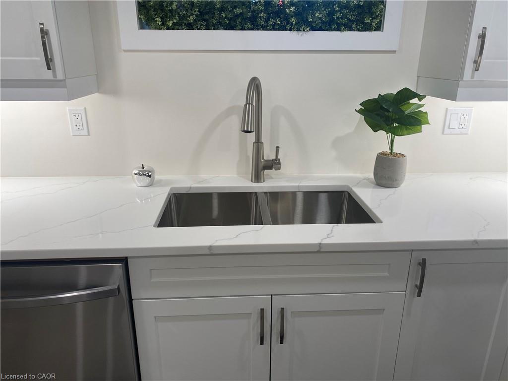 88 Henry Street Property Photo 5