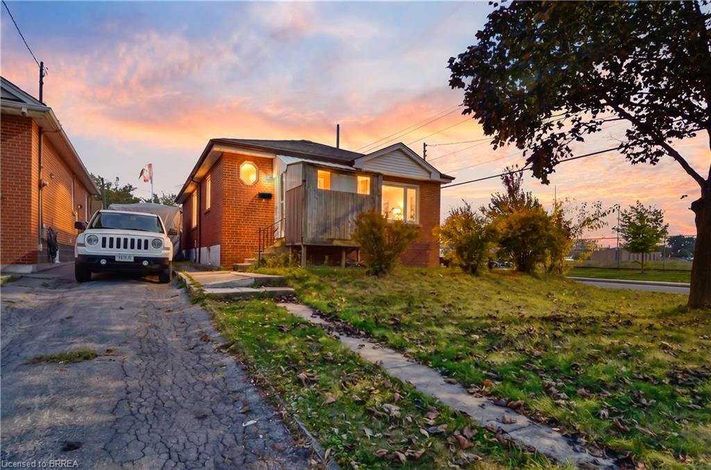 66 Walter Avenue N Property Photo 2