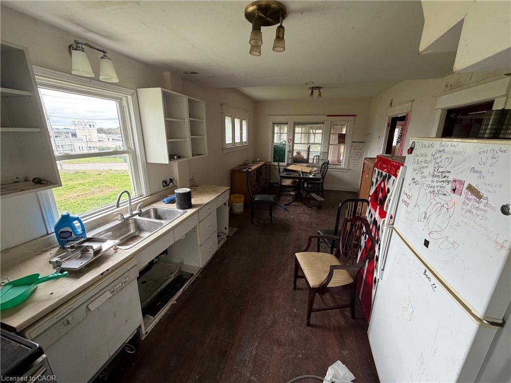 4445 John Street Property Photo 6
