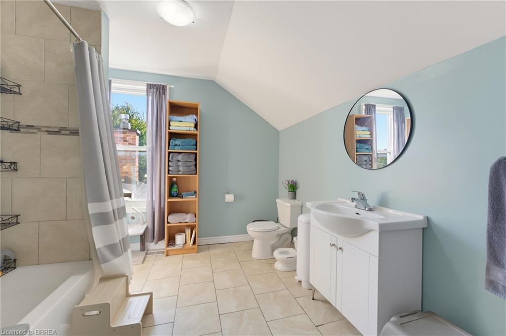 256 Dundas Street Property Photo 17
