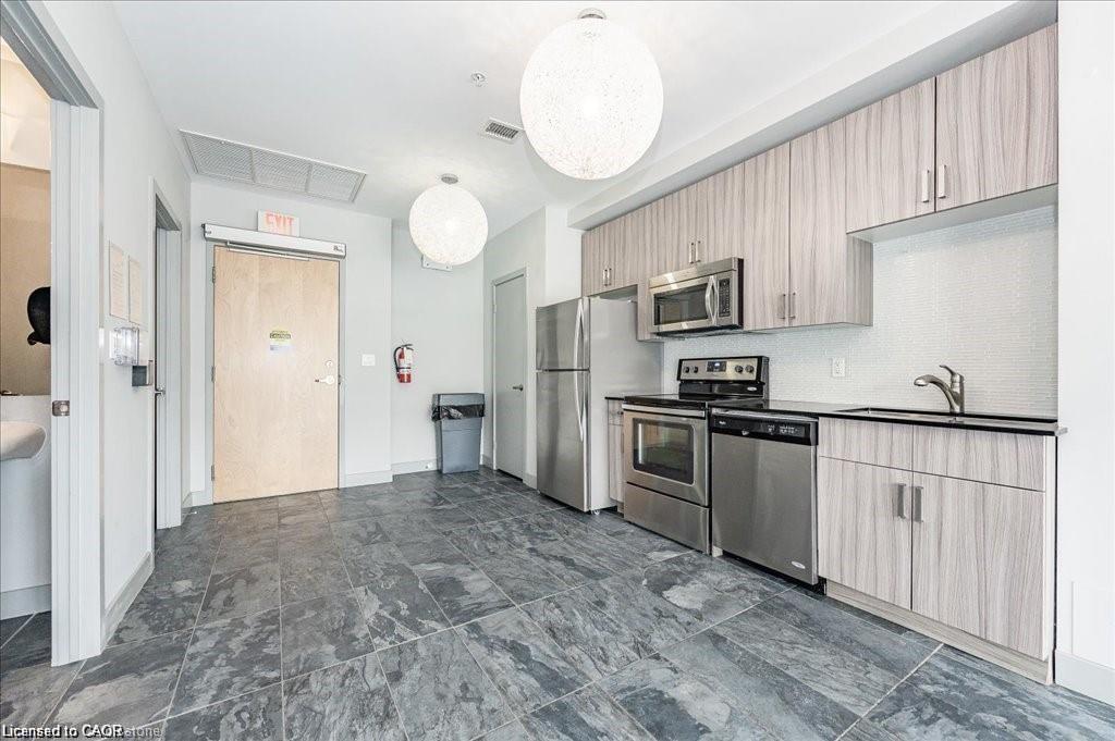 811-1 Victoria Street Property Photo 36