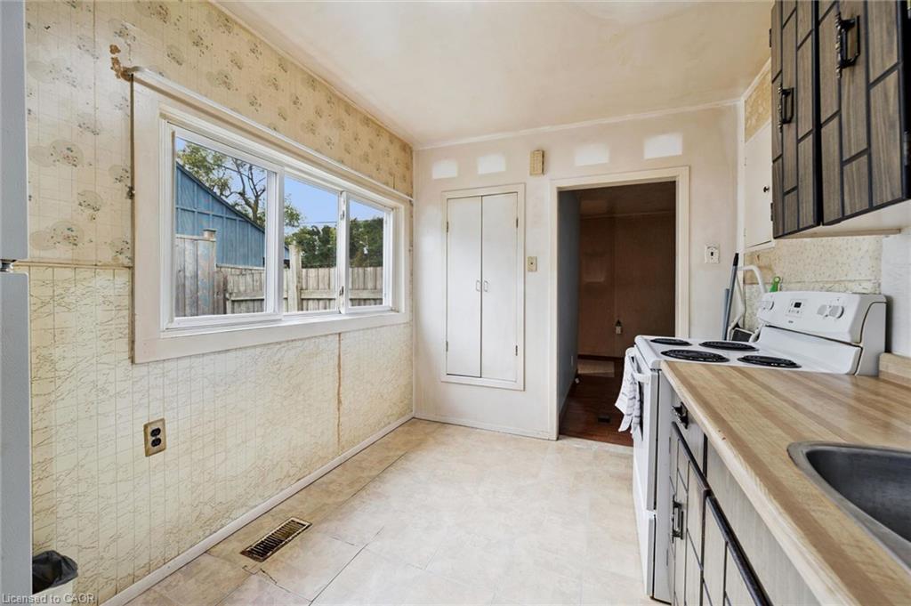 127 Spadina Road E Property Photo 6
