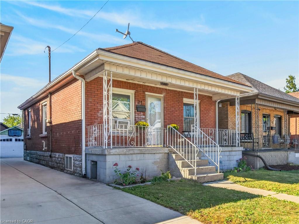 21 Cameron Avenue N Property Photo 2