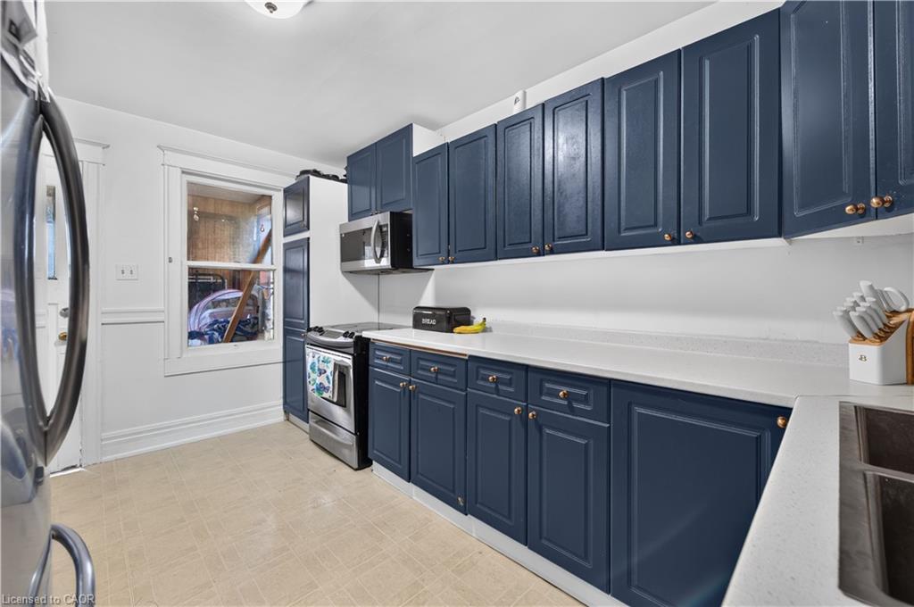 21 Cameron Avenue N Property Photo 16