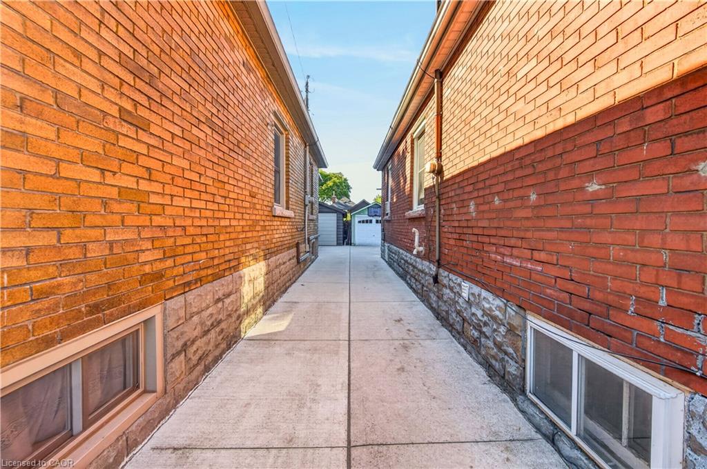 21 Cameron Avenue N Property Photo 24