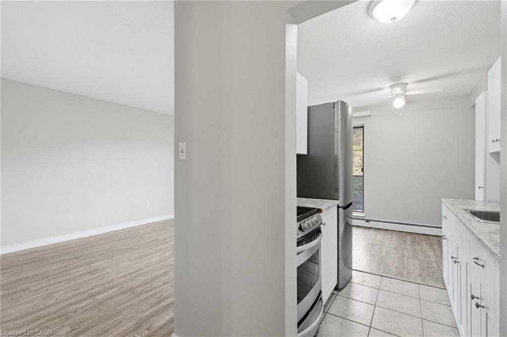 904-81 Charlton Avenue E Property Photo 10