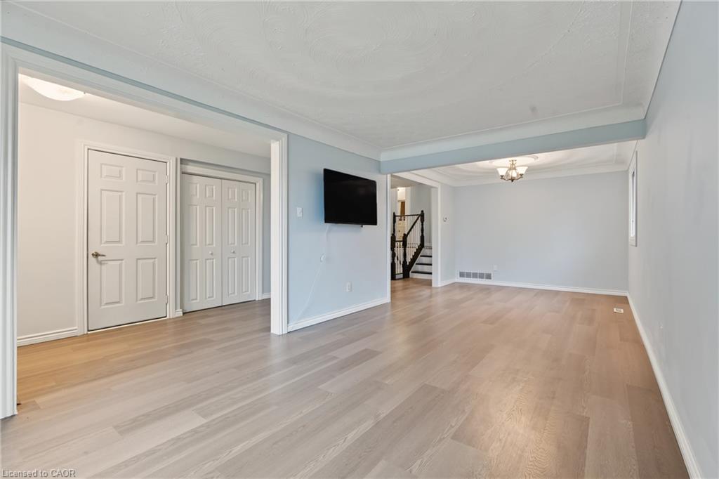 8 Valanna Court Property Photo 7