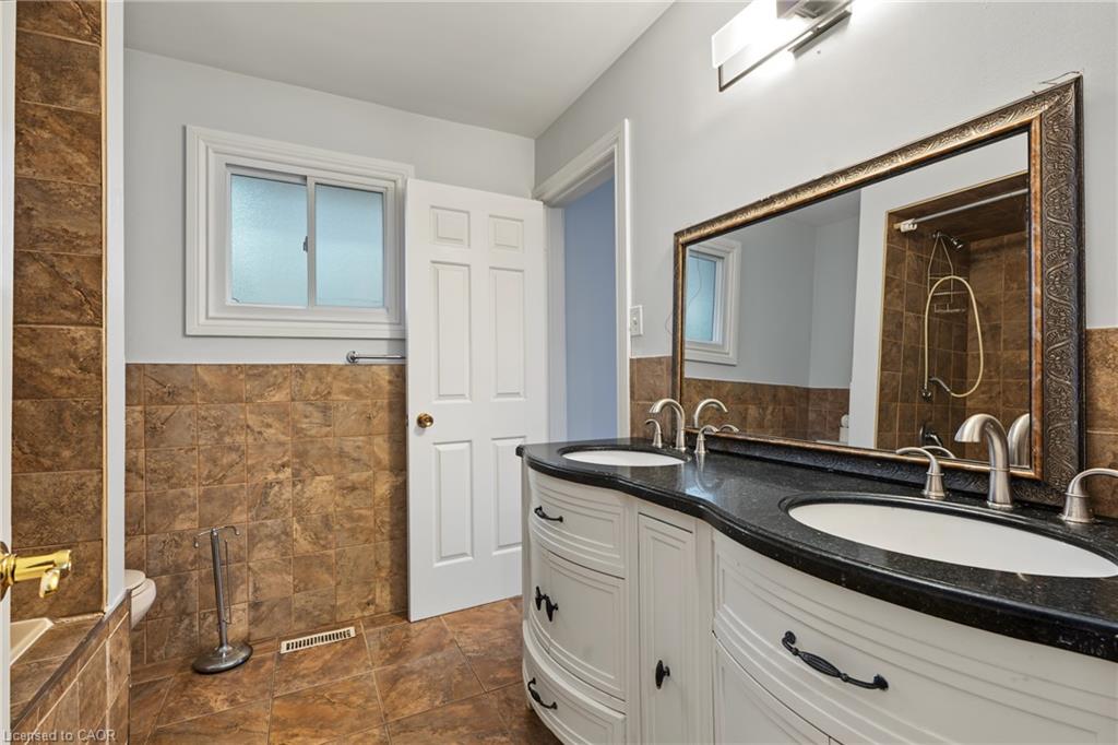 8 Valanna Court Property Photo 13
