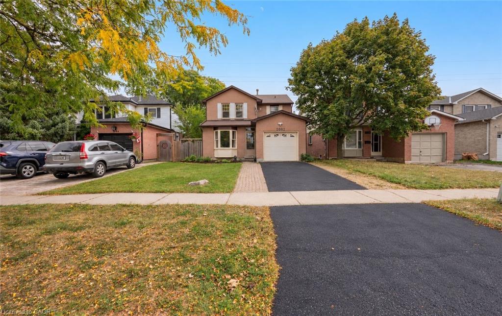 2092 Hunt Crescent Property Photo 2