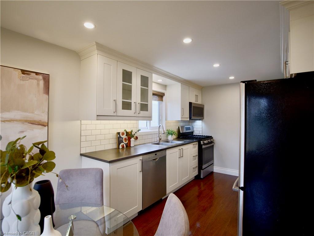 449 Exmoor Street Property Photo 8