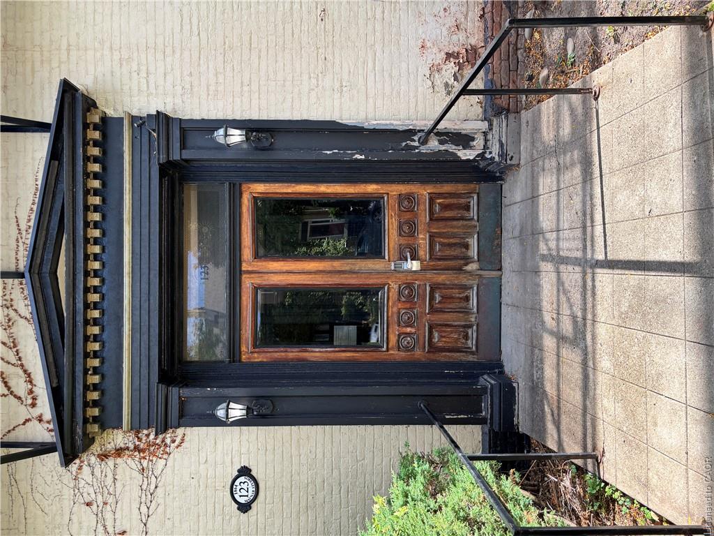 12-123 Macnab Street S Property Photo 3