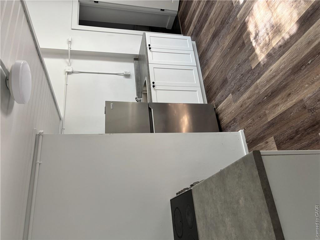 12-123 Macnab Street S Property Photo 6