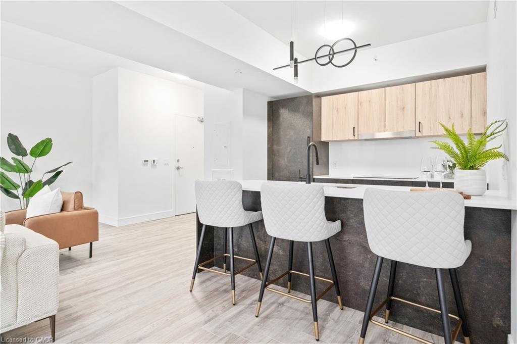 303-2 Dundas Street W Property Photo 3