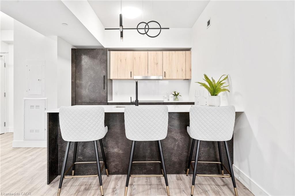 303-2 Dundas Street W Property Photo 5