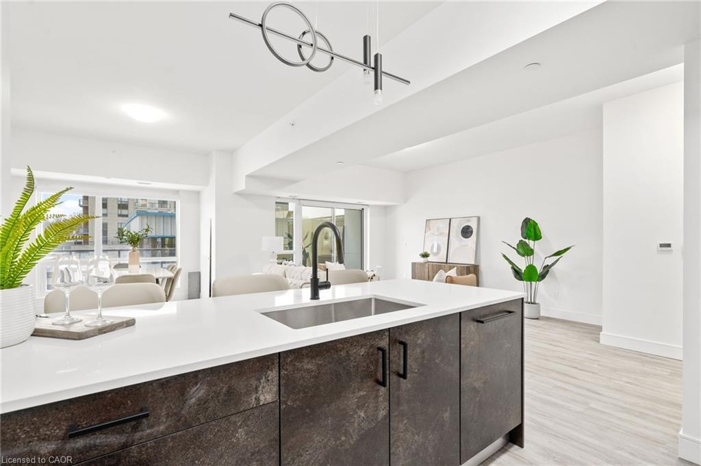 303-2 Dundas Street W Property Photo 6