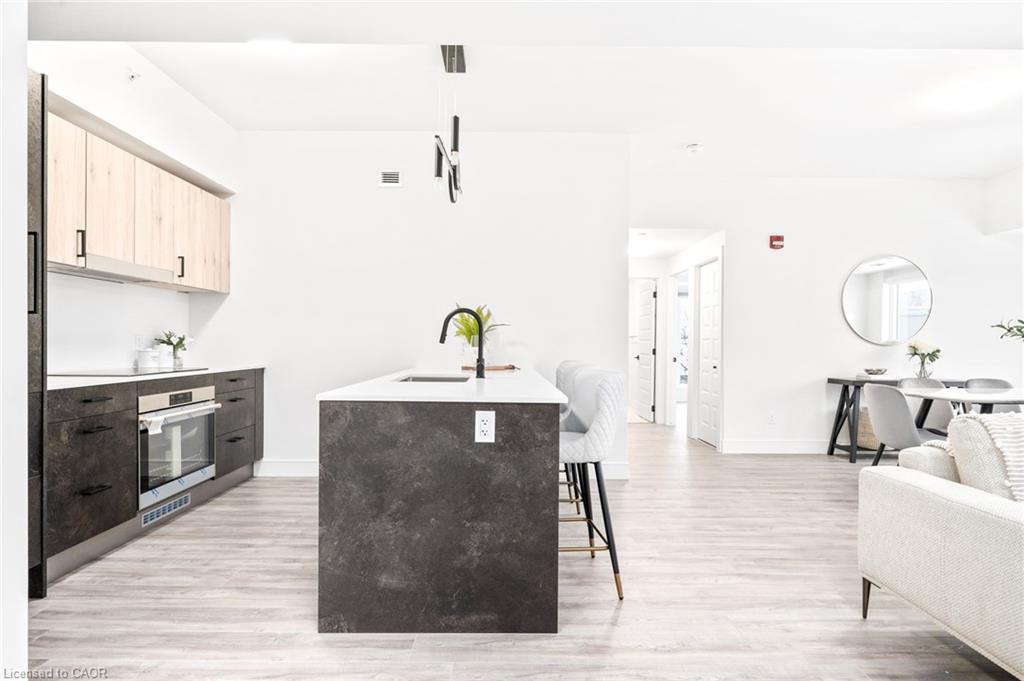 303-2 Dundas Street W Property Photo 7