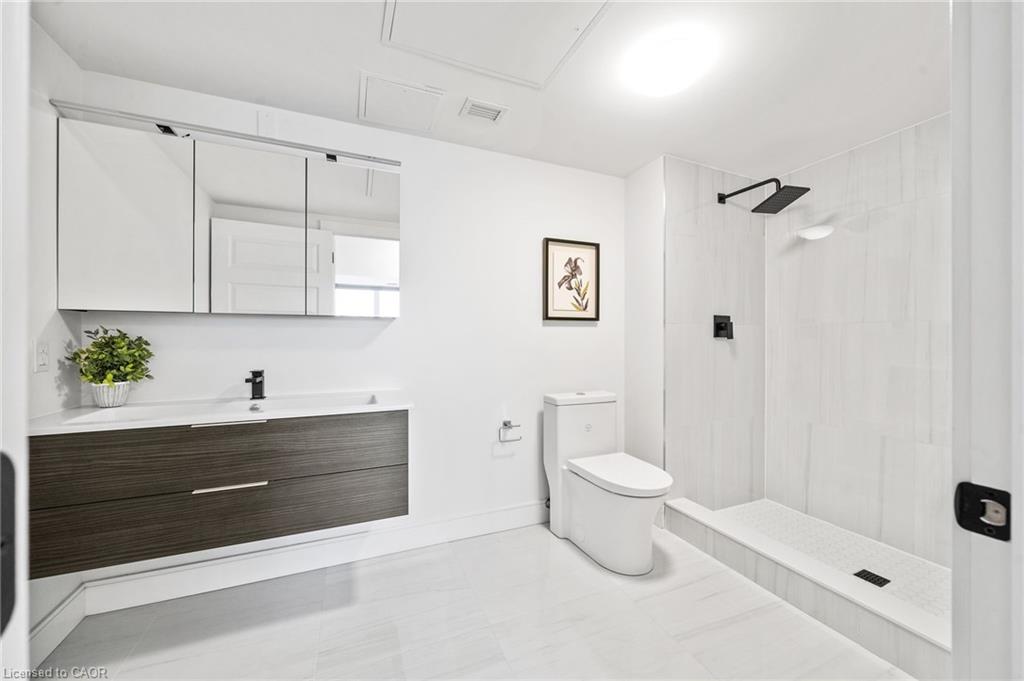 303-2 Dundas Street W Property Photo 19
