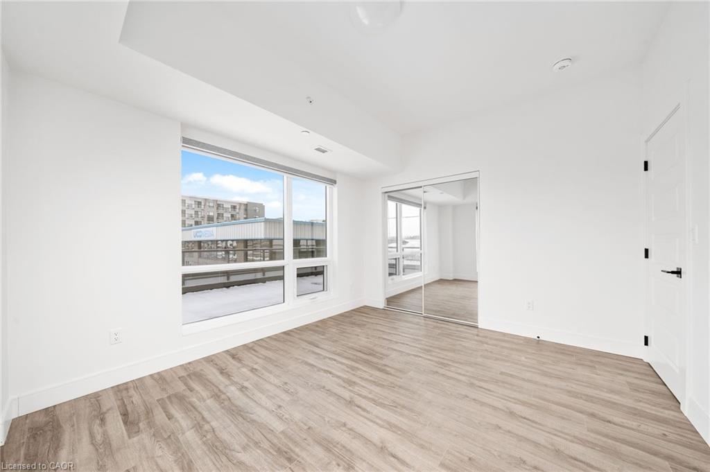 303-2 Dundas Street W Property Photo 23