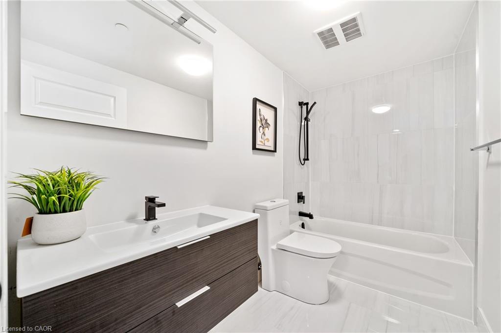 303-2 Dundas Street W Property Photo 24