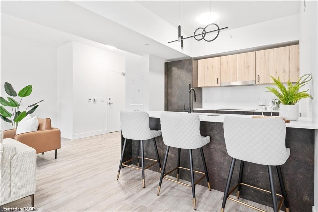 401-2 Dundas Street W Property Photo 3