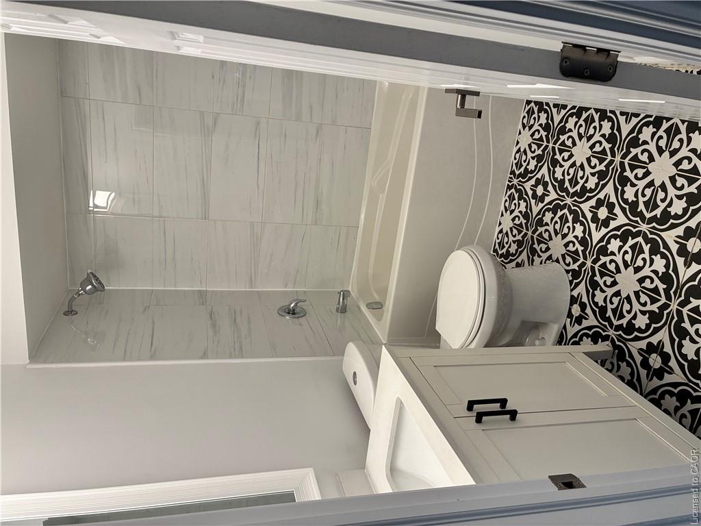 246 East 27th Street Property Photo 6