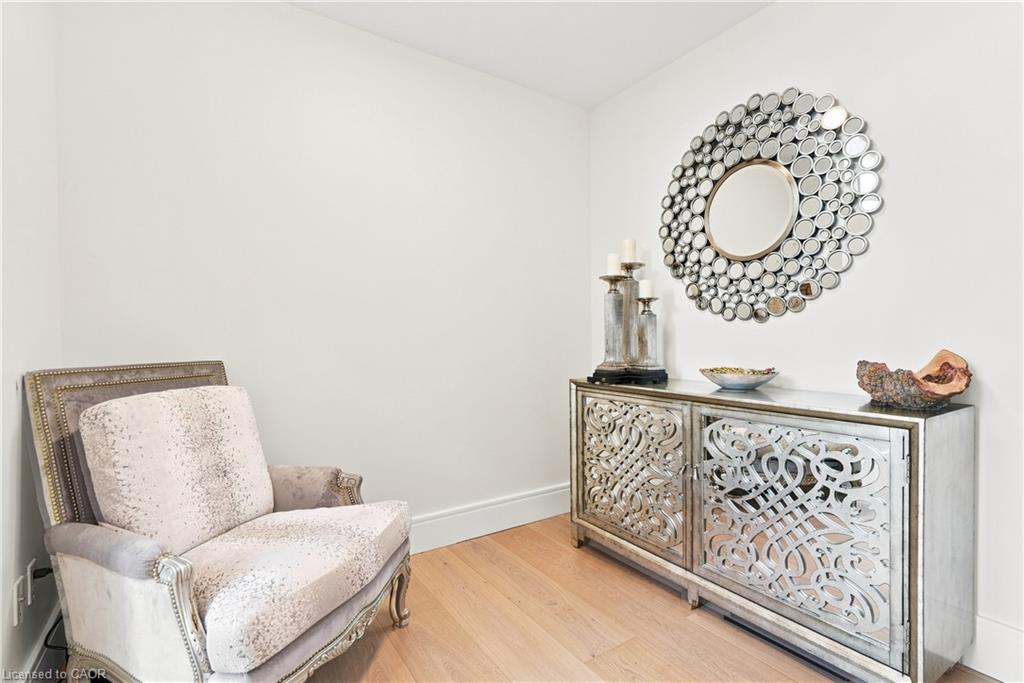 112 King Street E Property Photo 4
